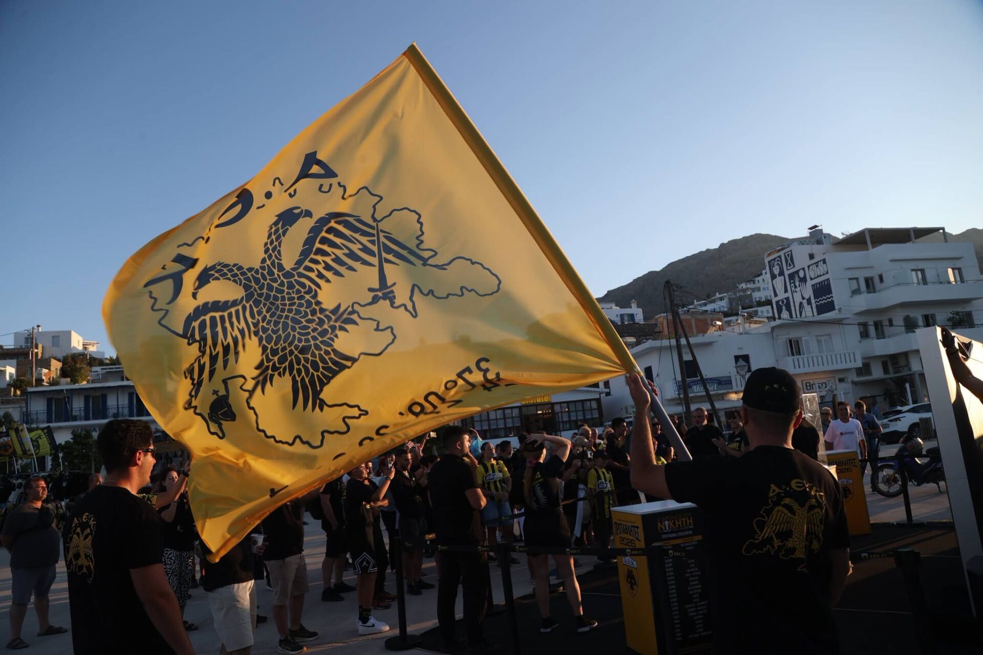 Υπέροχη ατμόσφαιρα και στην Σέριφο με το τρόπαιο του πρωταθλήματος της ΑΕΚ (ΦΩΤΟ)