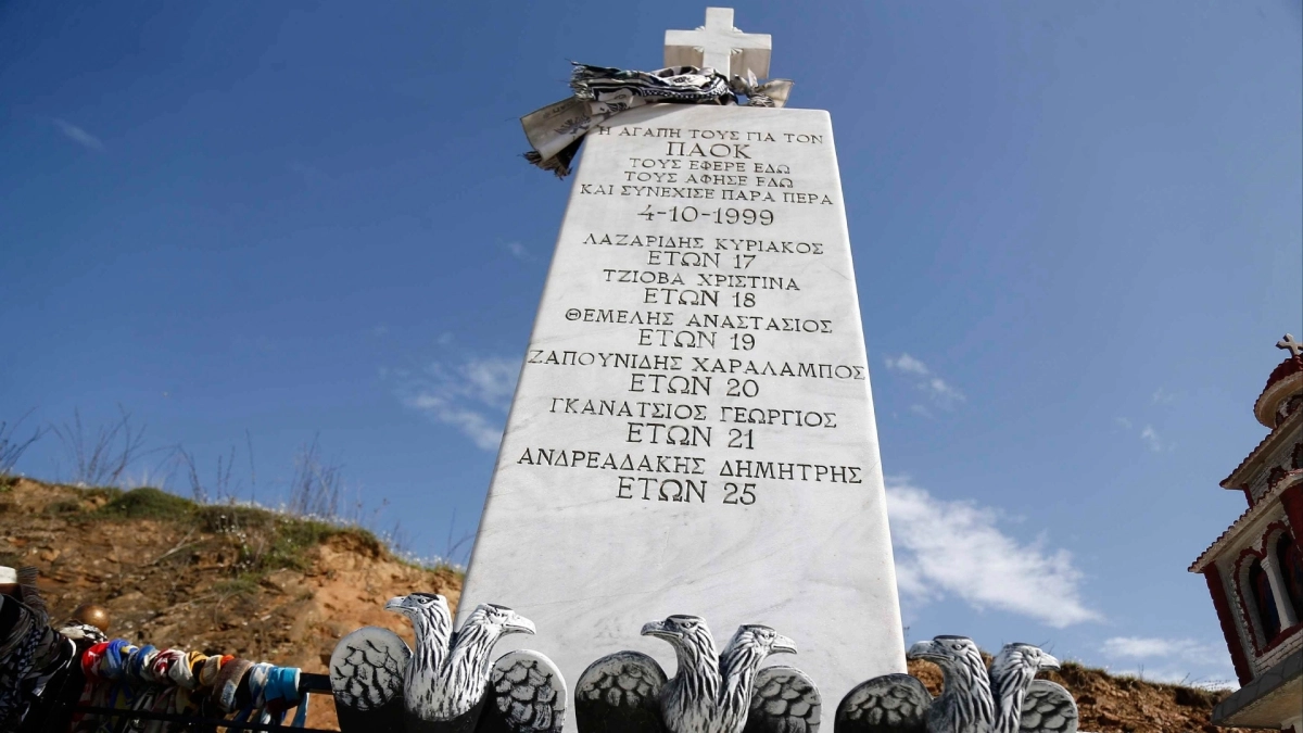 ΠΑΟΚ: Τελέστηκε το ετήσιο μνημόσυνο στα Τέμπη για τους έξι αδικοχαμένους φίλους του